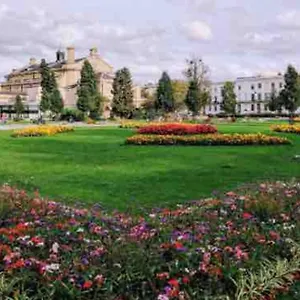 Holiday home 5 Bed Modern Town Centre, Cheltenham